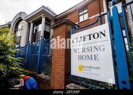 Clifton Nursing Home im Norden von Belfast, das von Runwood Homes betrieben wird. Die Gespräche mit einem potenziellen neuen Pflegeanbieter bei der von der Krise heimgetrauten Belfaster Wohnung laufen weiter, sagte das Health Trust. Stockfoto