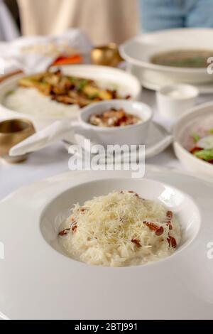 Risotto aus nächster Nähe mit Pfifferlingen und geriebenem Parmesan Stockfoto