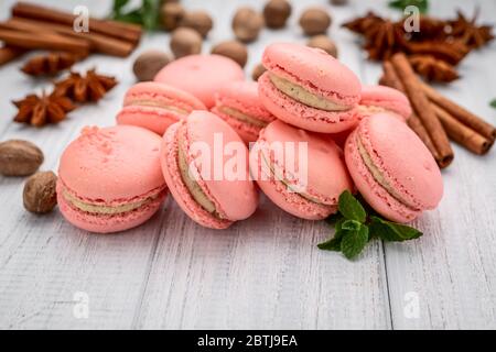 Pariser Macarons, rosa Macaroon auf einem weißen Holztisch Stockfoto