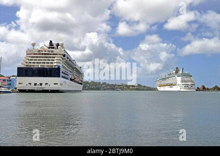 Celebrity Summit und Abenteuer der Meere Kreuzfahrtschiffe im Hafen von Castries, St.Lucia, Karibik mit schönen Wolken in den blauen Himmel verankert. Stockfoto