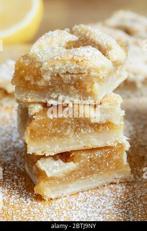 Drei Stücke von hausgemachten Mürmelade Zitronenkuchen mit Puderzucker bestreut. Nahaufnahme Stockfoto