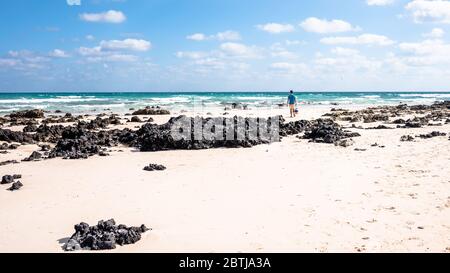 Freiheitskonzept, ein Mann geht am Strand auf der Insel Fuerteventura Spanien Stockfoto