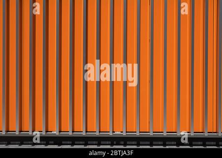 Metall Wand in leuchtendem Orange Farbe Stockfoto