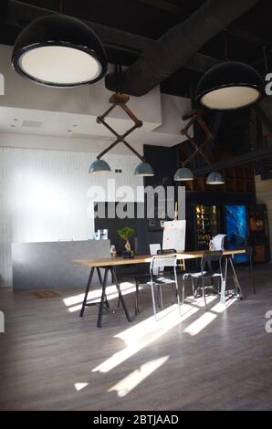 Eine Lobby im Industriedesign-Stil mit warmem Sonnenlicht. Stockfoto