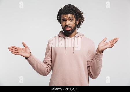 Porträt eines jungen afrikaners mit Kapuzenpullover, isoliert auf weißem Hintergrund Stockfoto