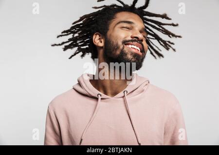 Nahaufnahme Porträt eines lächelnden jungen afrikanischen Mann trägt Hoodie isoliert auf weißem Hintergrund, springen Stockfoto