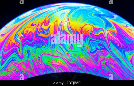 Nahaufnahme Kaleidoskop von wirbelnden bunten Blasen im Studio mit schwarzem Hintergrund fotografiert Stockfoto