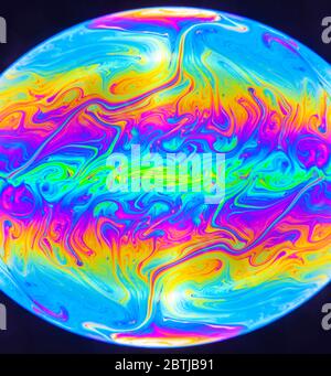 Nahaufnahme Kaleidoskop von wirbelnden bunten Blasen im Studio mit schwarzem Hintergrund fotografiert Stockfoto