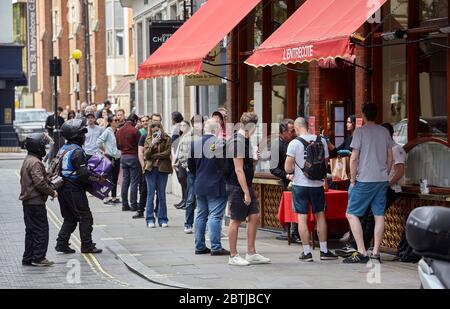 Im französischen Restaurant Le Relais De Venise L'Entrecote in Marylebone stehen die Gäste Schlange, während der Pandemie von Covid 19 wird improvisiert zum Mitnehmen angeboten. Stockfoto