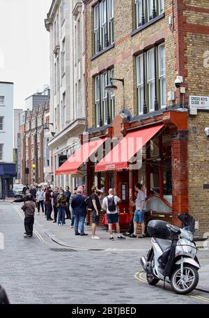 Im französischen Restaurant Le Relais De Venise L'Entrecote in Marylebone stehen die Gäste Schlange, während der Pandemie von Covid 19 wird improvisiert zum Mitnehmen angeboten. Stockfoto