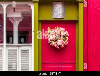 kinsale, Cork, Irland. Mai 2020. Blumenkranz hängt an einer Tür in Kinsale, Co. Cork, Irland. - Credit; David Creedon / Alamy Stockfoto