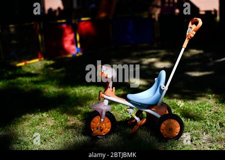 Ivrea, Italien - 26. Mai 2020: Ein Blick zeigt ein Spielzeug in einem Schulgarten. Die Gemeinde Ivrea eröffnet die Gärten zweier Kindergartenschulen im Rahmen eines Pilottests, um zu sehen, wie die Schulen nach der Sperrung des Coronavirus COVID-19 wieder eröffnet werden können. Quelle: Nicolò Campo/Alamy Live News Stockfoto