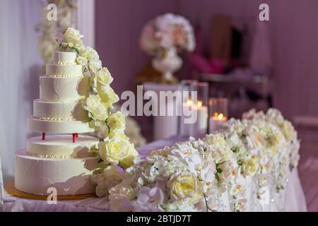 Weisse Hochzeitstorte mit Blumen und Blaubeeren Stockfoto