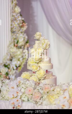 Weisse Hochzeitstorte mit Blumen und Blaubeeren Stockfoto