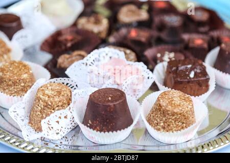 Roher, gesunder Paleo Avocado Zitronenkuchen mit Bananen und Himbeeren, Top View Stockfoto