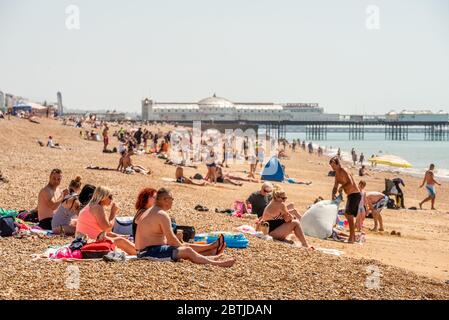 Brighton UK 25. Mai 2020: Brighton Beach an einem schönen Feiertag Montagmorgen Stockfoto
