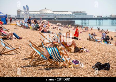 Brighton UK 25. Mai 2020: Brighton Beach an einem schönen Feiertag Montagmorgen Stockfoto