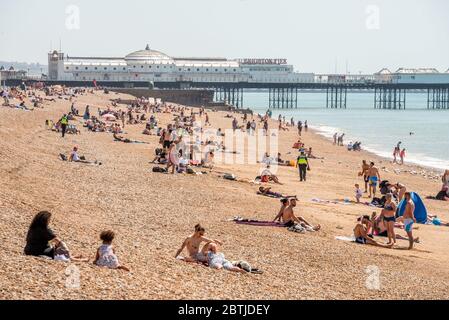 Brighton UK 25. Mai 2020: Brighton Beach an einem schönen Feiertag Montagmorgen Stockfoto