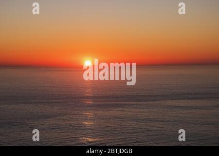 Sonnenuntergang über dem Ozean Stockfoto
