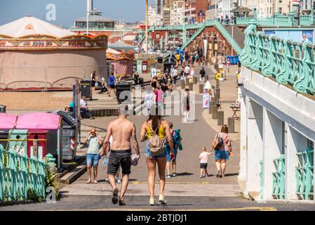 Brighton UK 25. Mai 2020: Brighton Beach an einem schönen Feiertag Montagmorgen Stockfoto
