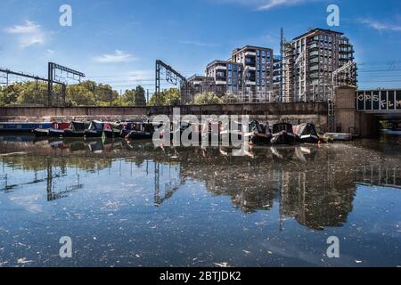 Boote auf dem Regents Canal im verlassenen London während der Pandemie-Krise des Coronavirus in Großbritannien. Stockfoto