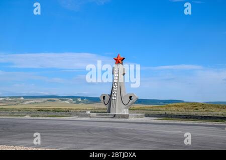 Taman, Russland - 9. Juli 2019: Zu Ehren des Sieges im Ersten Weltkrieg. Stella und Soldaten der sowjetischen Armee. Sieg über das faschistische Deutschland. Stockfoto