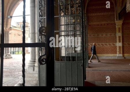 Ein Passant am Ausgang des Korridors vom Rijksmuseum. Stockfoto