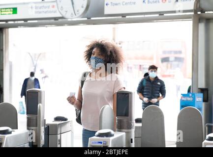 COVID-19 TfL-Sicherheitsmaßnahmen, um Londonern bei einer Coronavirus-Pandemie zu helfen, sicher zu bleiben. Maske trägt auf der Londoner U-Bahn. Stratford U-Bahn-Station Stockfoto