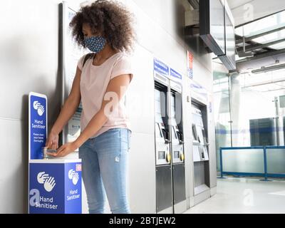 Pendler nutzen einen Handdesinfektionsort an der Stratford U-Bahn-Station. London, Großbritannien. Mai 2020 Stockfoto