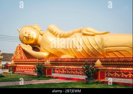 Liegende Buddha-Statue im Zentrum der Stadt Vientiane. Laos, Südostasien Stockfoto