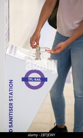 Pendler benutzen einen Handdesinfektionsort am Bahnhof Stratford TfL. London, Großbritannien. Mai 2020 Stockfoto