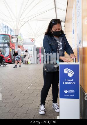 Pendler benutzen einen Handdesinfektionsort am Busbahnhof von Stratford. London, Großbritannien. Mai 2020 Stockfoto