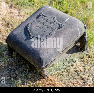 Grabstein in Form eines Fußhockers auf dem Brompton Cemetery, Kensington, London. Ein 'Garten' Friedhof mit 205000 Einbeinen und 35000 Gräbern. Stockfoto