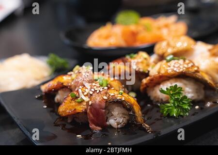 Unagi und Rindfleisch Sushi auf dem Teller, japanische Küche Stockfoto
