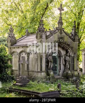 Riesiges Familiengrab auf dem Brompton Cemetery, Kensington, London; einer der prachtvollen Sieben Friedhöfe. Stockfoto