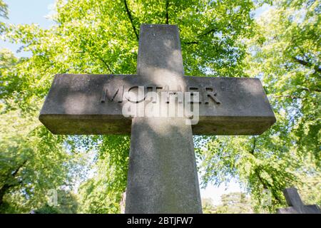 Kreuz markiert einfach 'Mutter' in Brompton Cemetery, Kensington, London; einer der herrlichen Sieben Friedhöfe. Stockfoto