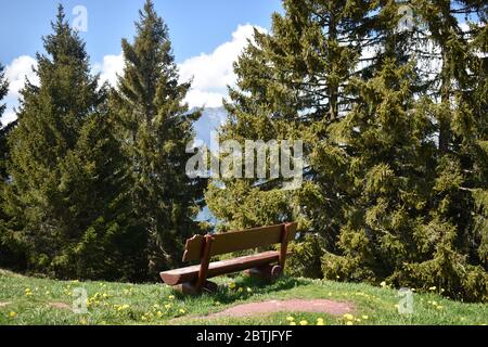 Leere Bank zum Entspannen auf dem Flumserberg in der Schweiz Stockfoto