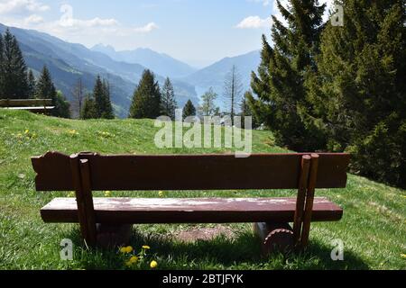 Leere Bank zum Entspannen auf dem Flumserberg in der Schweiz Stockfoto