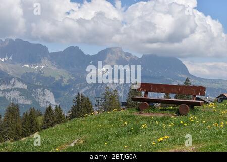 Leere Bank zum Entspannen auf dem Flumserberg in der Schweiz Stockfoto