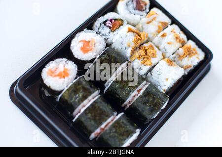 Frisch zubereitetes Sushi Maki und knusprige Brötchen auf dem Teller Stockfoto