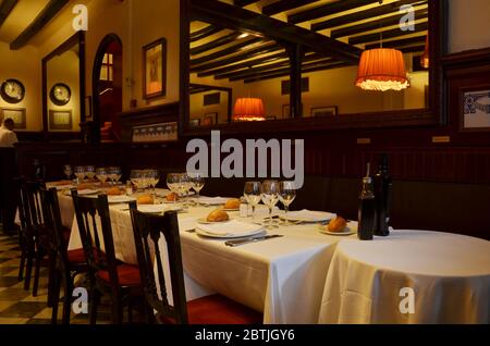 Das Restaurant 7 Portes wurde 1836 gegründet und ist damit eines der ältesten Restaurants in Barcelona. Stockfoto