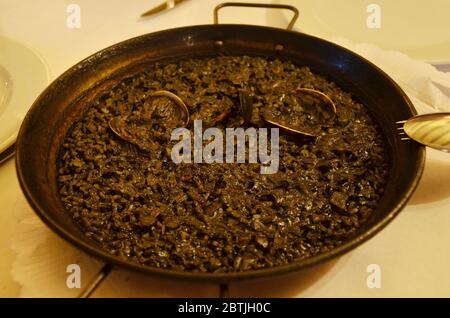 Paella ist ein spanisches Tintenfisch Reisgericht ursprünglich aus Valencia. Paella mit Meeresfrüchten aus einem lokalen Café in Barcelona. Stockfoto