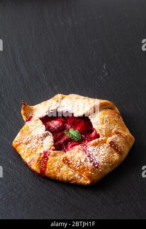 Summer Food Konzept Hausmannskost Bio Rustikale klassische Erdbeer Galette Pie mit Kopierraum Stockfoto