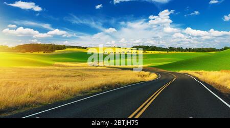 Landschaftlich Schöner Summer Road Drive. Schöne kurvenreiche Straße und bunte lebendige Landschaft Ort. Stockfoto