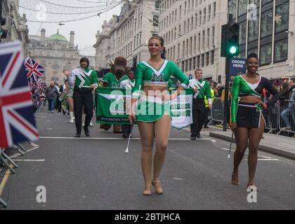 London Neujahrsparade 2020, Marching Band Führer in grünen Kostümen. Stockfoto