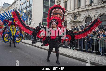 London Neujahrsparade 2020, lächelnder Mann in großen roten und schwarzen Karnevalskostüm gekleidet. Stockfoto