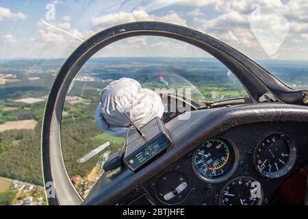 Blick aus dem Cockpit eines Segelflugzeugs Stockfoto