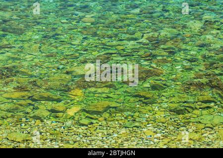 Kristallklares Küstenmeer mit Rocky Pattern. Stockfoto