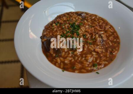 Köstliches Meeresfrüchte-Pilzrisotto. Risotto ist ein norditalienisches Reisgericht, das mit Brühe gekocht wird, bis es eine cremige Konsistenz erreicht. Stockfoto