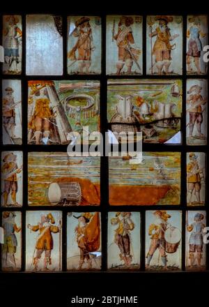 Englische Offiziere aus dem Bürgerkrieg, Soldaten, Waffen und Militärmusiker. Memorial Buntglasfenster, das 1662 in Auftrag gegeben wurde, um der Belagerung von Chester und der Royalismusverteidigung der Stadt im Jahr 1645 zu gedenken. In der Pfarrkirche St. Chad in Farndon, Cheshire, England. Stockfoto